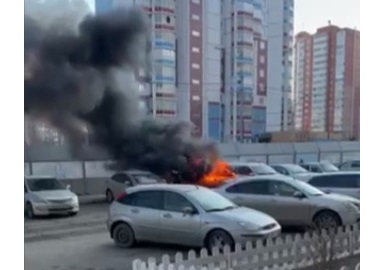 В Красноярске на улице Мартынова загорелся автомобиль