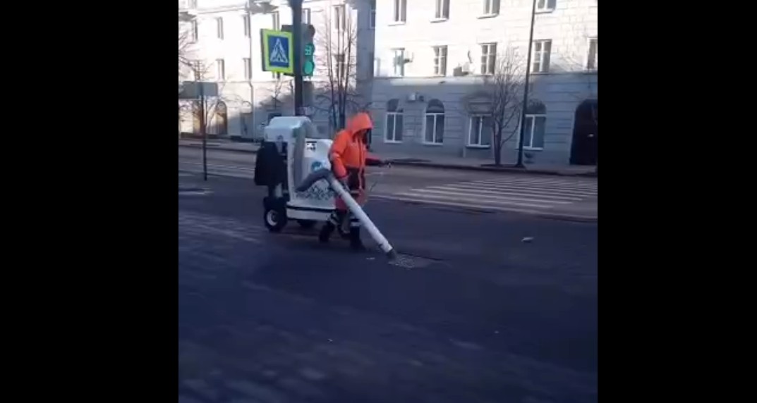 На улицы Красноярска для уборки тротуаров вывели мобильные пылесосы