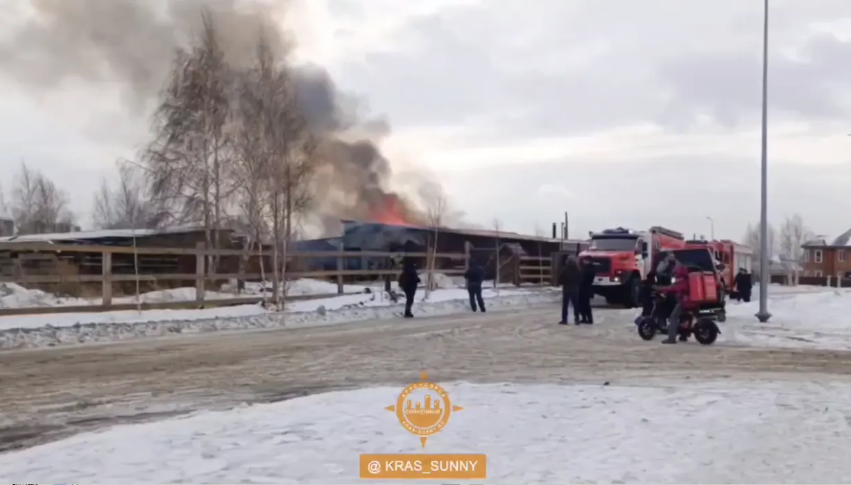 В красноярском Солнечном загорелось здание бывшего конного клуба