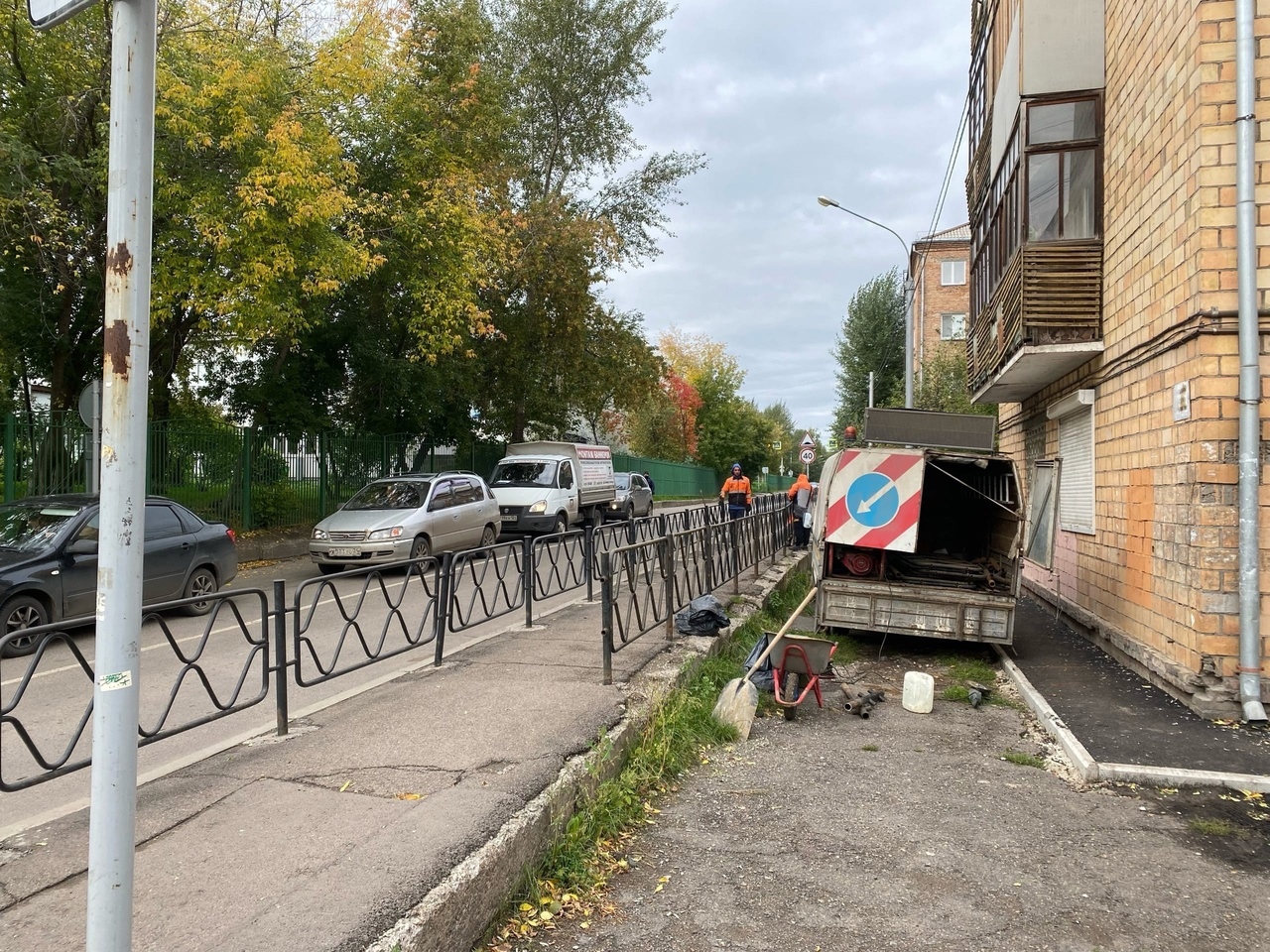 В мэрии Красноярска объяснили установку двойного забора на улице Толстого