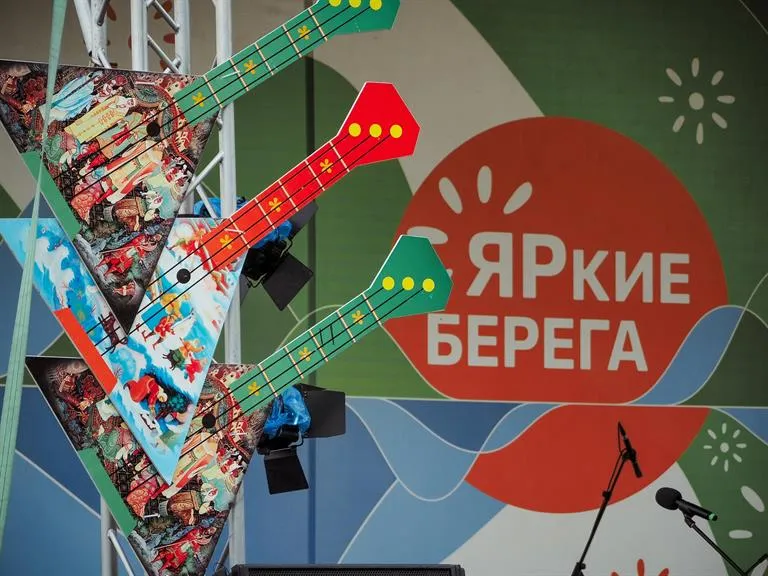 В Красноярске новые арт-объекты украсили Центральную набережную после выходных на «ЯРких БЕРЕГАХ»