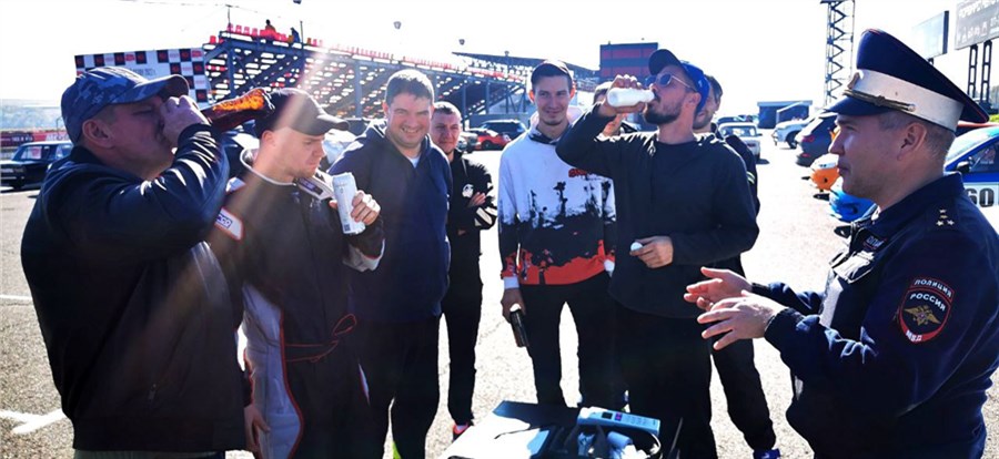 В ГИБДД Красноярска проверили показания алкотестера после употребления пива, кваса и кефира