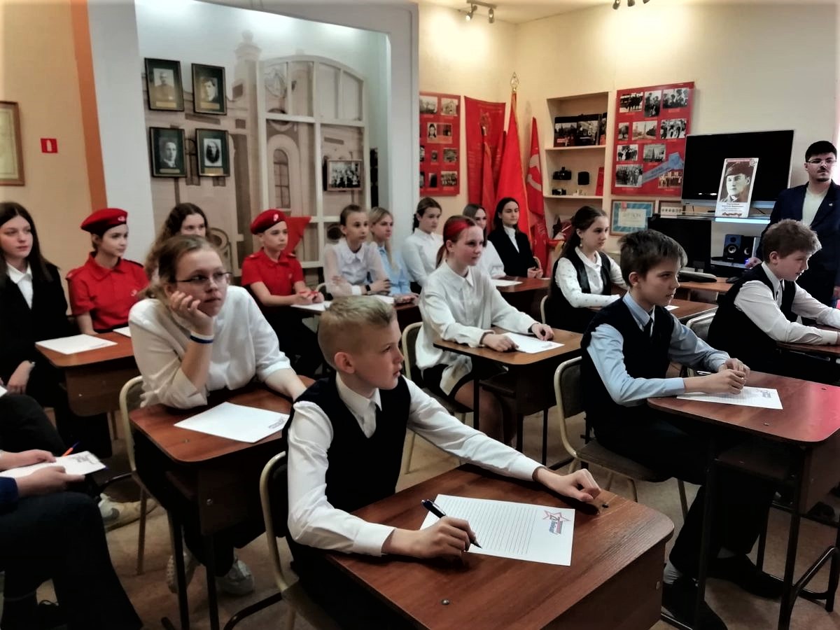 Красноярские школьники пишут письма участникам СВО