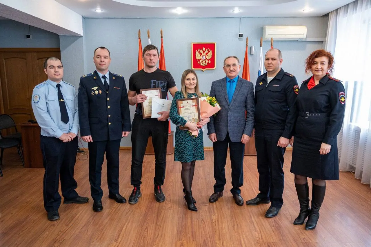 Троих жителей Красноярска наградили за помощь в задержании закладчиков