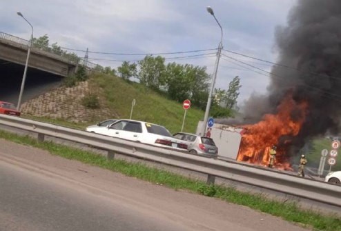 В Красноярске на Северном шоссе загорелся павильон около АЗС