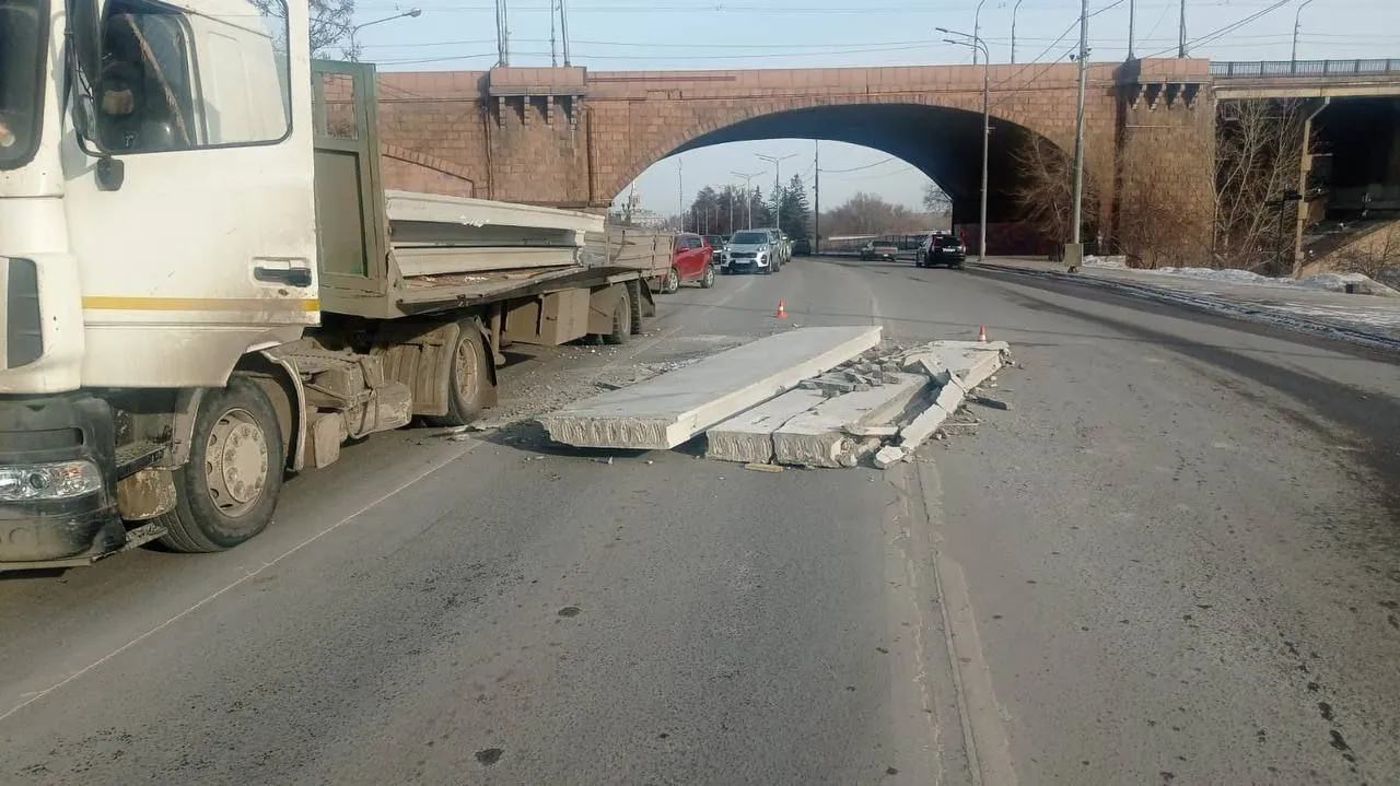 В Красноярске выпавший из фуры груз перекрыл улицу Дубровинского