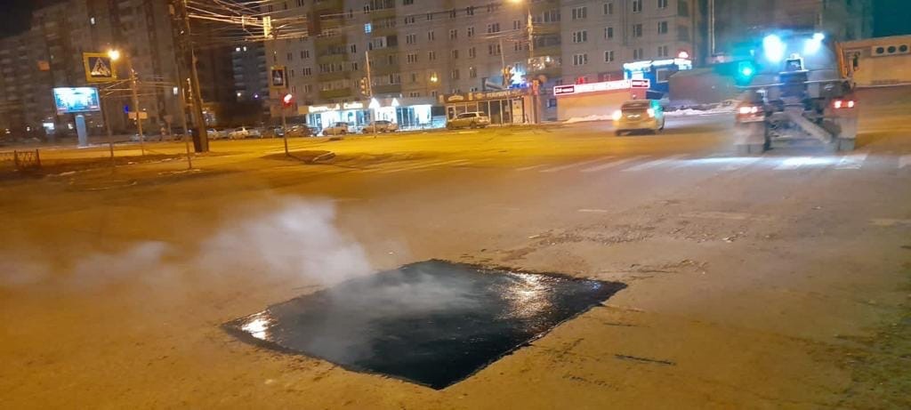В Красноярске из-за заморозков продолжают устранять ямы литым асфальтом