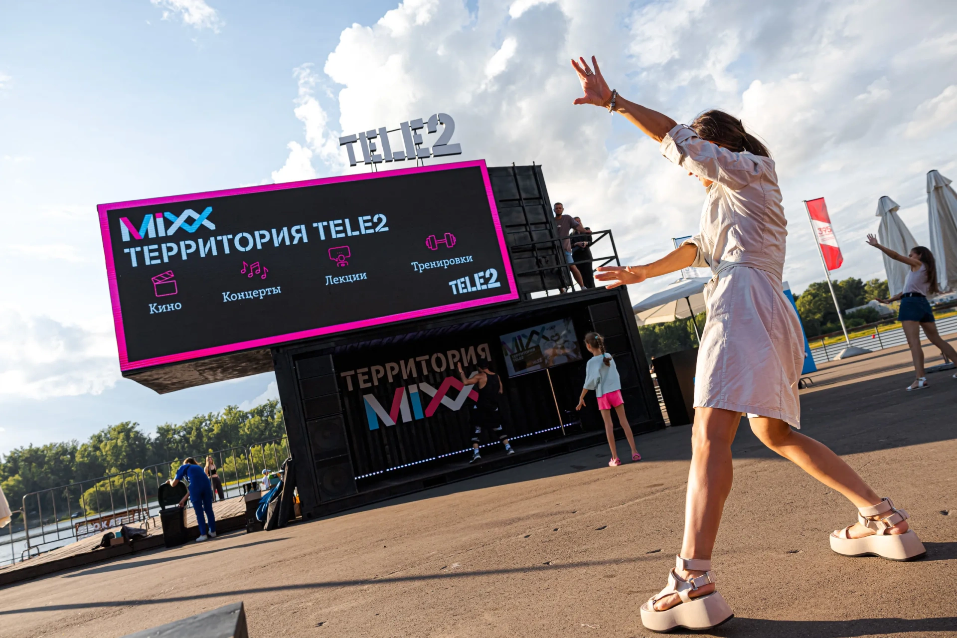 На Ярыгинской набережной в Красноярске появилось летнее пространство от Tele2