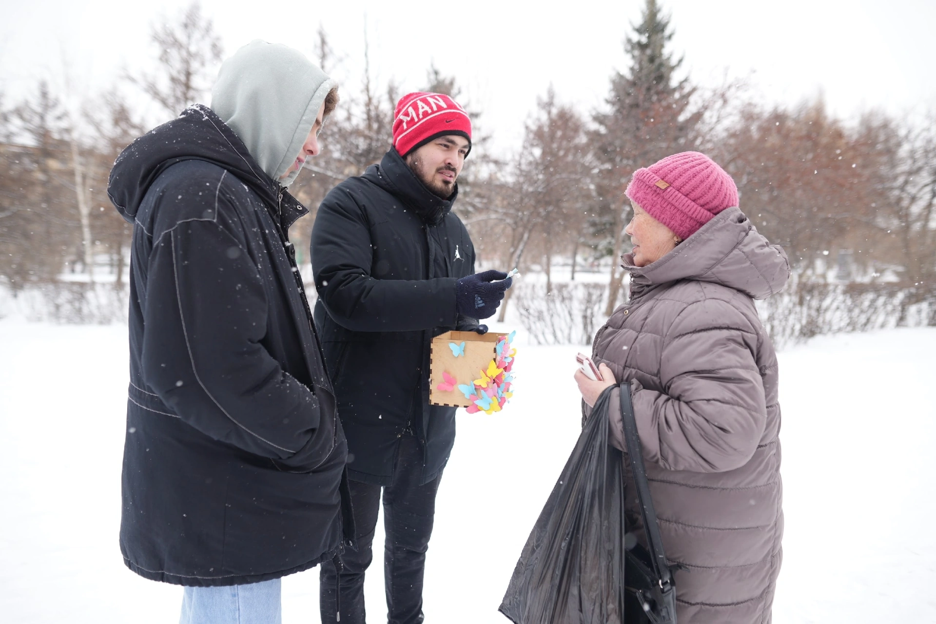Жительницам Красноярска в сквере Серебряный дарили поздравления-сюрпризы с 8 Марта