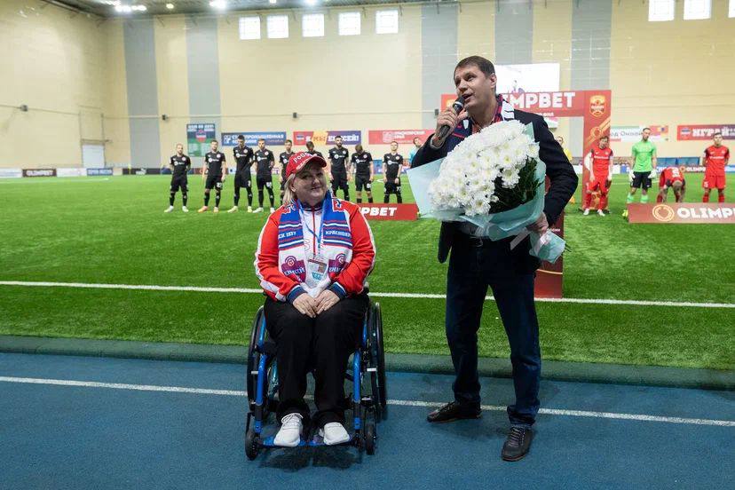 Футбольный клуб «Енисей» подарил своей болельщице инвалидную коляску