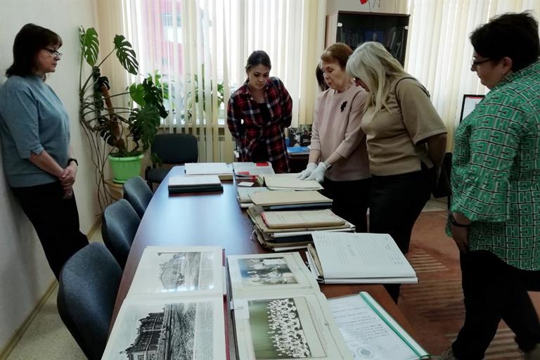 Красноярские архивисты представили уникальную выставку об истории народного образования