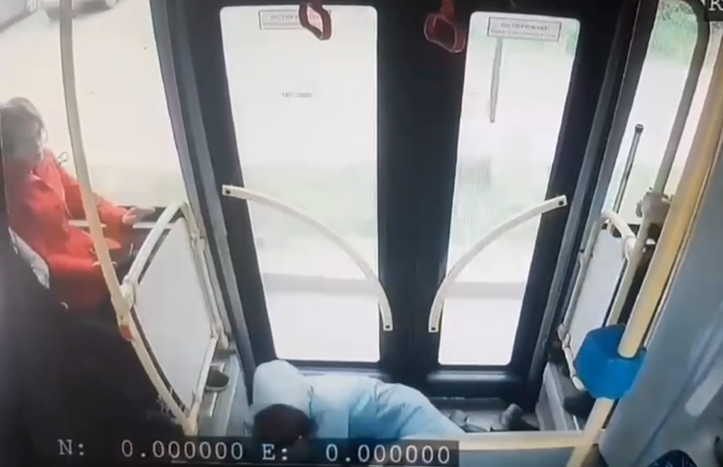 В Красноярске в автобусе № 11 пострадала пассажирка