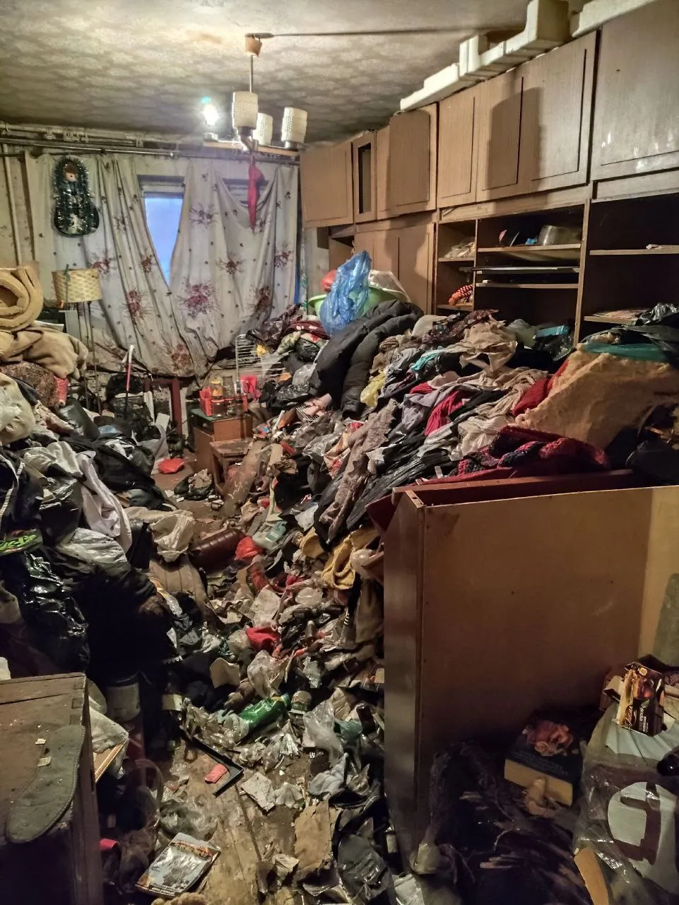 В Красноярском крае пенсионерка завалила квартиру мусором