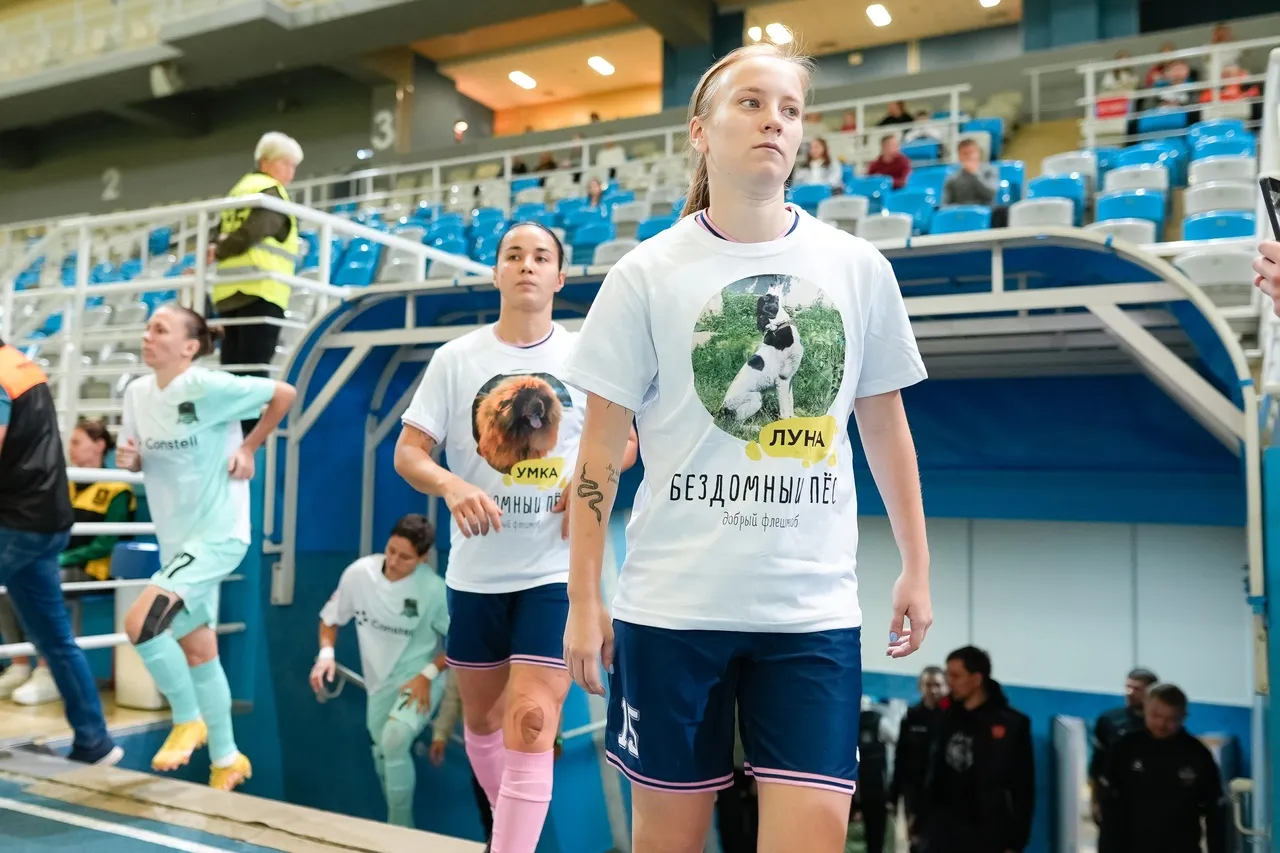 В Красноярске женская команда ФК «Енисей» вышла на поле в футболках с бездомными животными