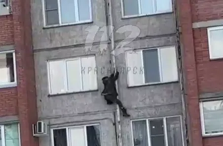 В Красноярске пьяный 54-летний мужчина сорвался с водосточной трубы и выжил
