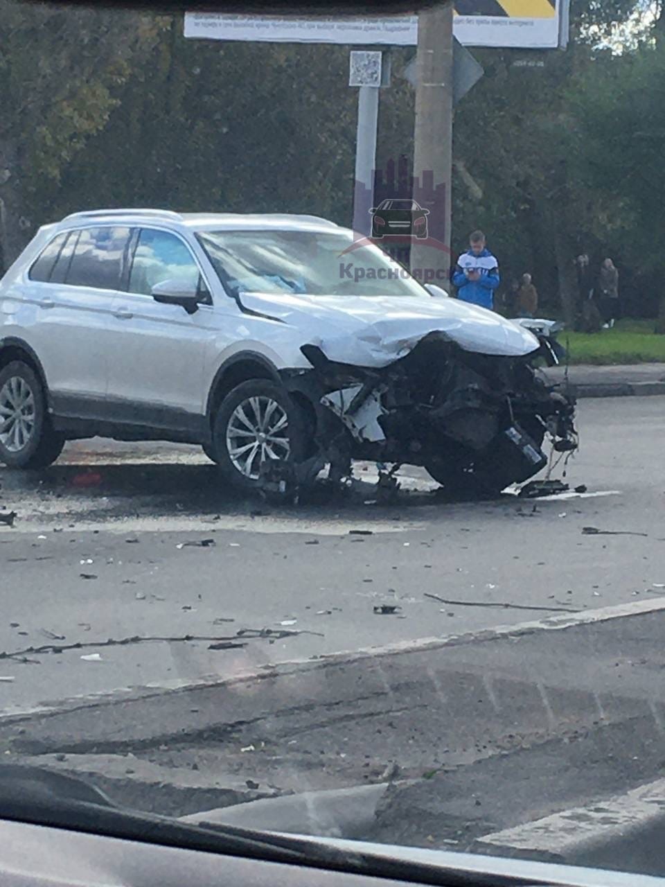 В Красноярске на Металлургов после ДТП перевернулась Toyota