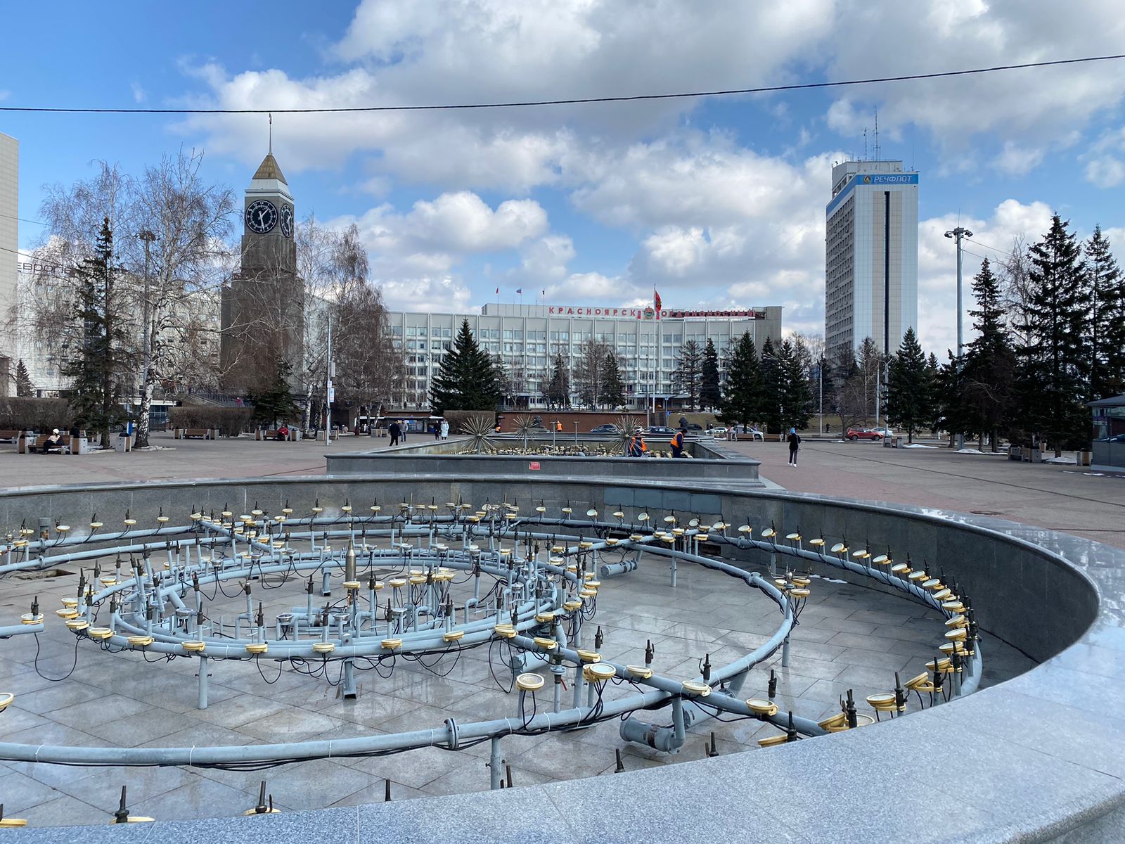 На Театральной площади в Красноярске завершили монтаж оборудования фонтана