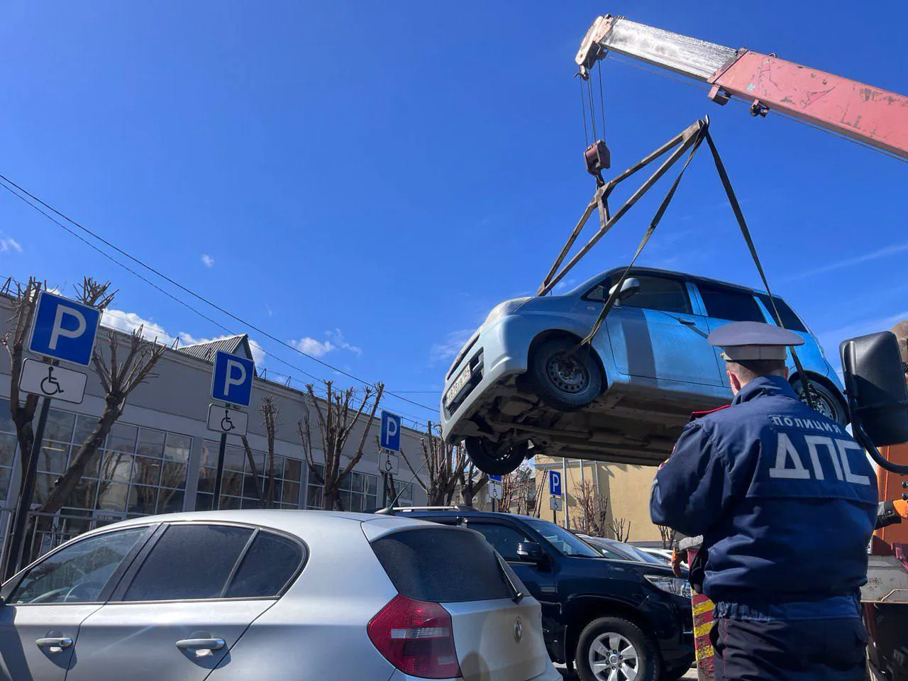 В Красноярске с начала года эвакуировали более 1300 автомобилей