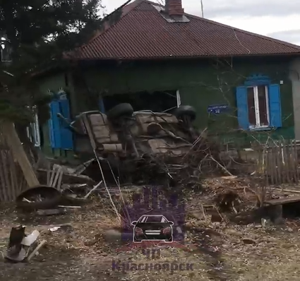 В Красноярске пьяный водитель врезался в частный дом на улице Заречная