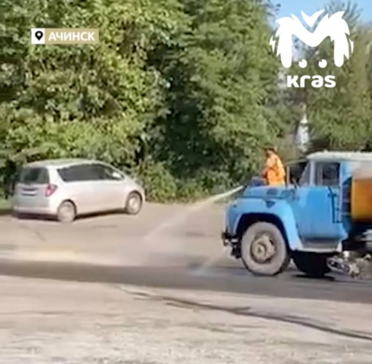 В Ачинске коммунальщики поливали дороги с капота машины