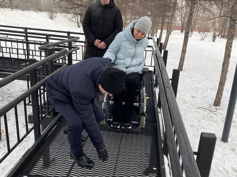 В Красноярске в сквере «Одесский» обновили пандус для маломобильных граждан