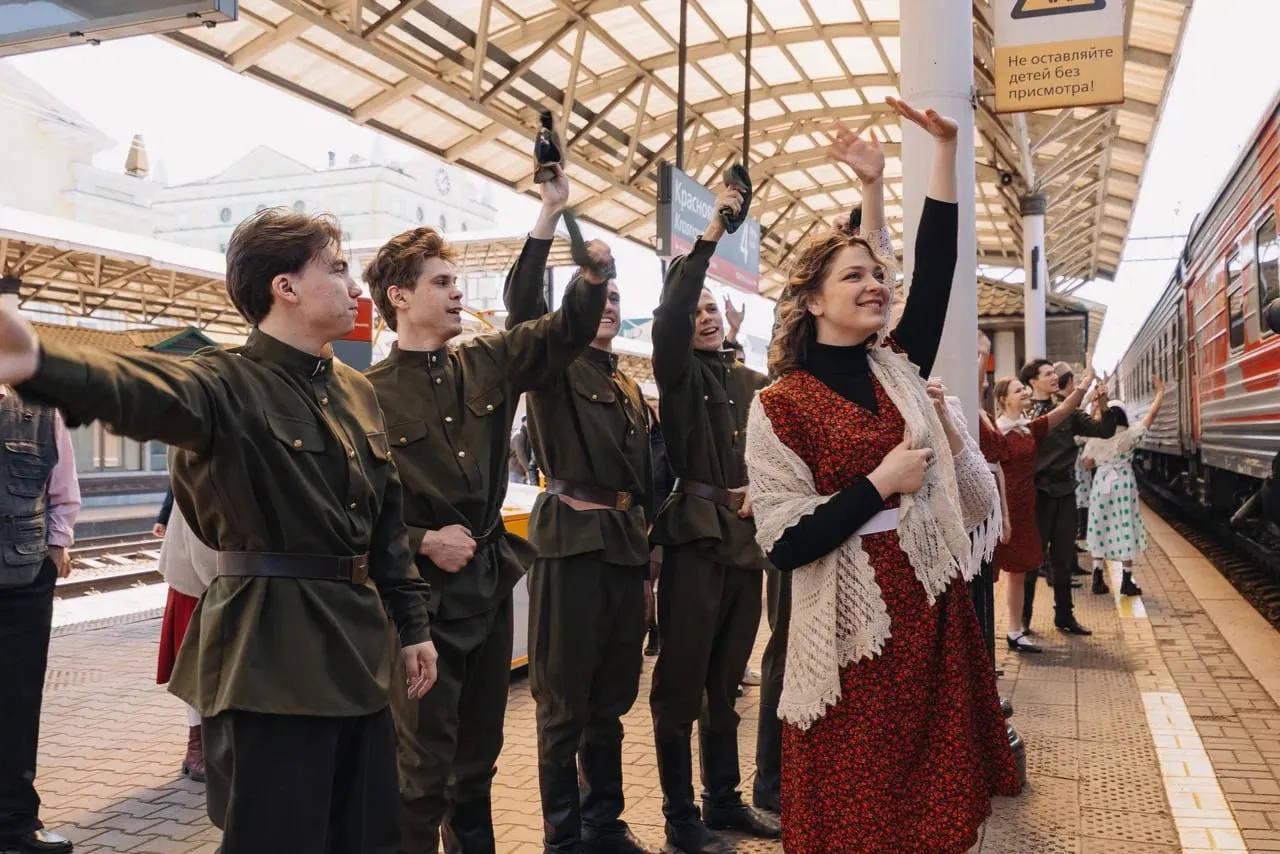 На железнодорожном вокзале Красноярска прошло театрализованное шоу