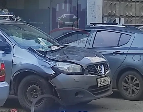 Красноярка упала на припаркованную машину с 14-го этажа