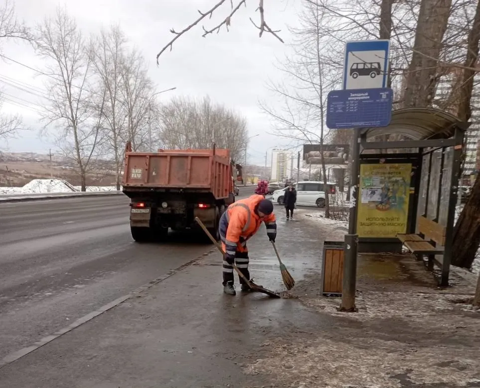 В Красноярске 13 ноября улицы города убирают 255 рабочих и 111 единиц техники
