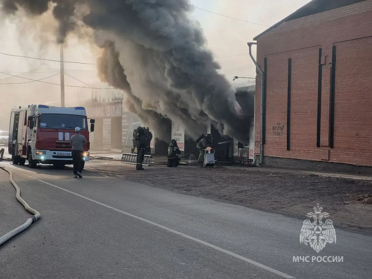 В Минусинске горят магазин и автосервис на площади 600 кв. метров