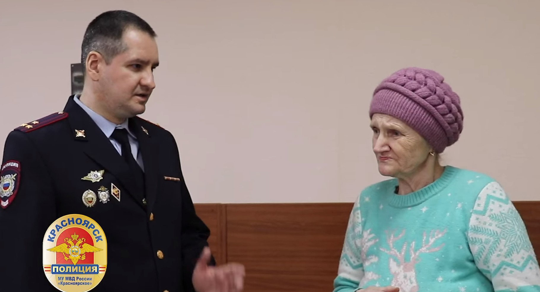 В Красноярске двое мужчин вырвали у 72-летней бабушки сумку с крупной суммой денег