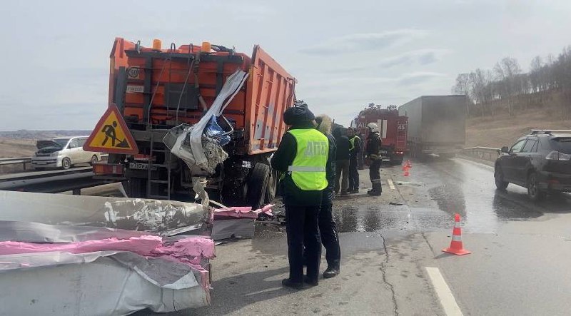 Под Красноярском столкнулись два грузовика и легковой автомобиль