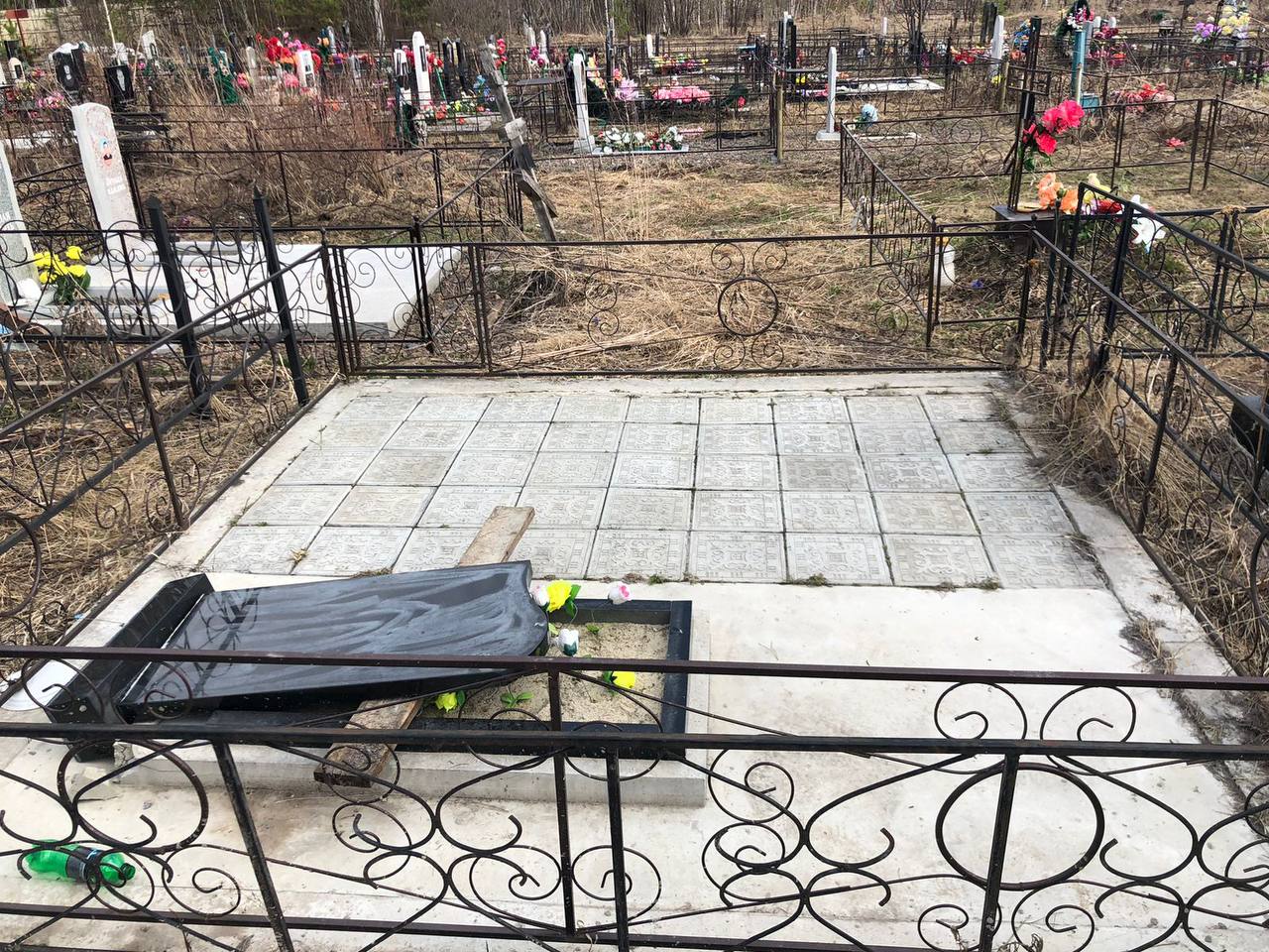 В Лесосибирске неизвестные повредили 4 надгробия на кладбище