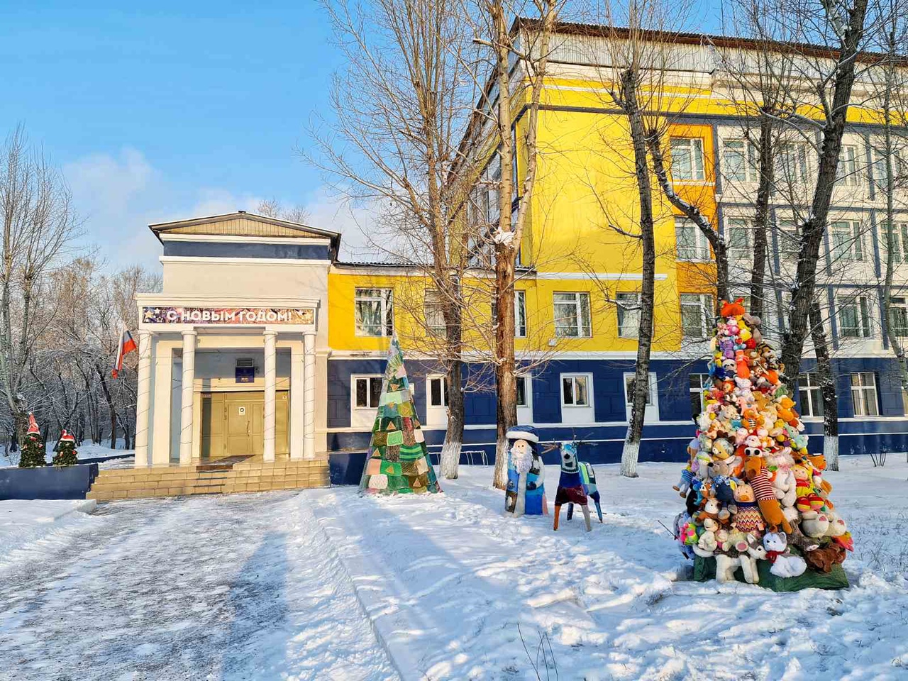 Возле аэрокосмической школы появился вязаный лес