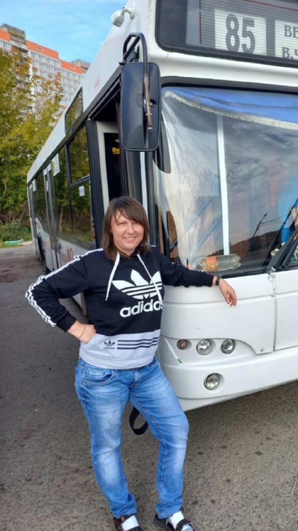 В Красноярске экипаж автобуса № 85 помог упавшей в обморок девочке