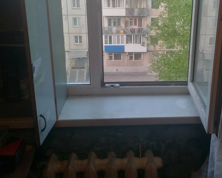 В Ачинске из семьи выпавшего из окна малыша изъяли его 11-месячного брата