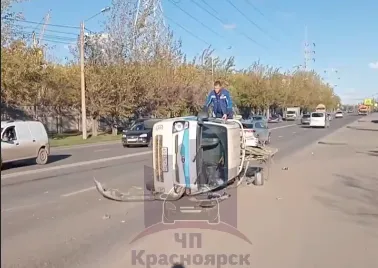В Красноярске на улице 60 лет Октября перевернулась машина