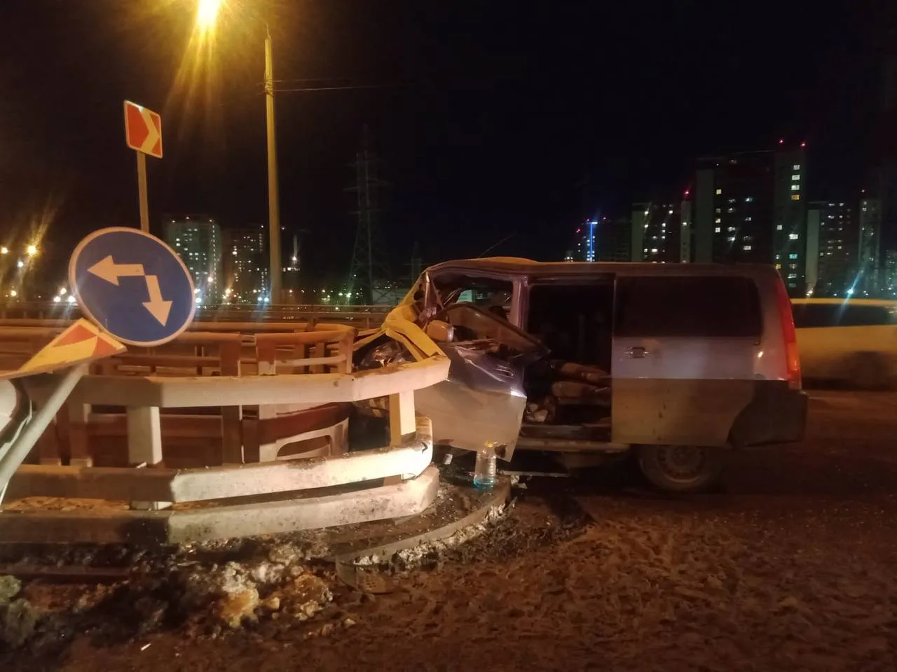 В Красноярске водитель с ребенком в салоне врезался в отбойник и упал с Николаевского моста