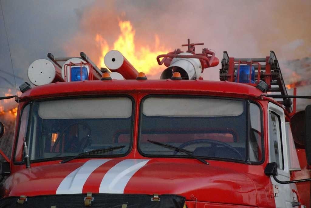 В Красноярске на улице Биатлонной загорелся легковой автомобиль