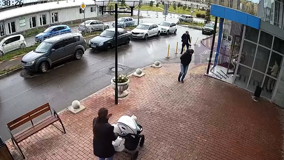 Красноярец выпал из окна многоэтажки в «Тихих зорях»