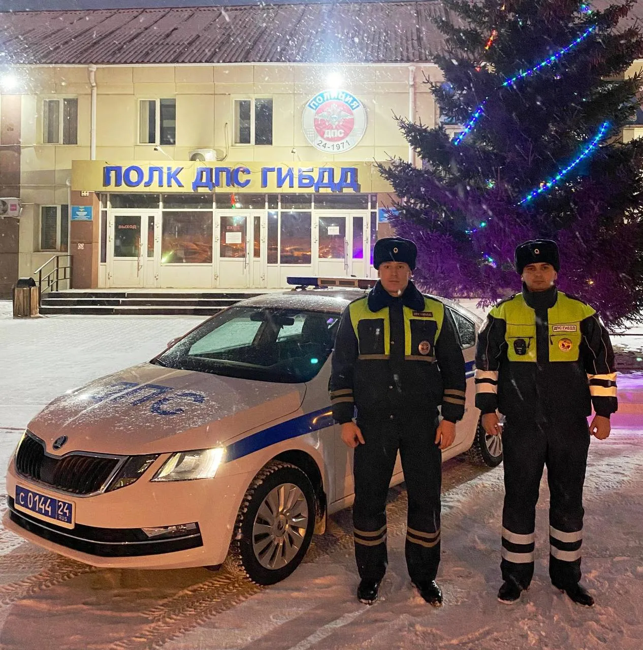 В Красноярске инспекторы ДПС спасли девушку-водителя