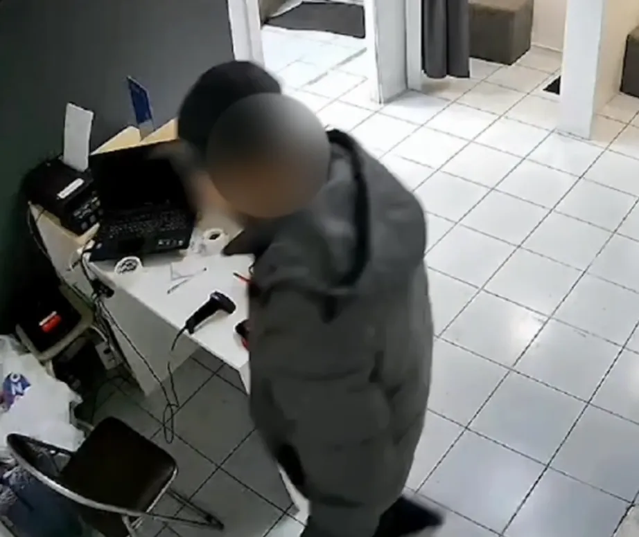 Красноярец подозревается в краже ноутбука из пункта выдачи маркетплейса