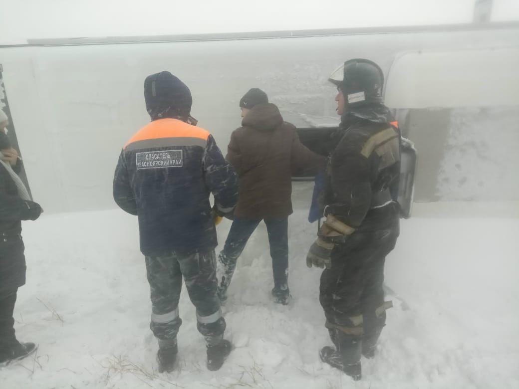 автобус перевернулся 4.jpg