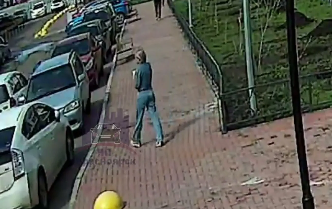 В Красноярске девушка бутылкой разбила лобовое стекло припаркованной машины