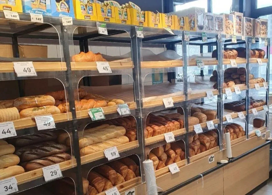 Сети продуктовых магазинов в Красноярске запретили открытую выкладку хлеба через суд