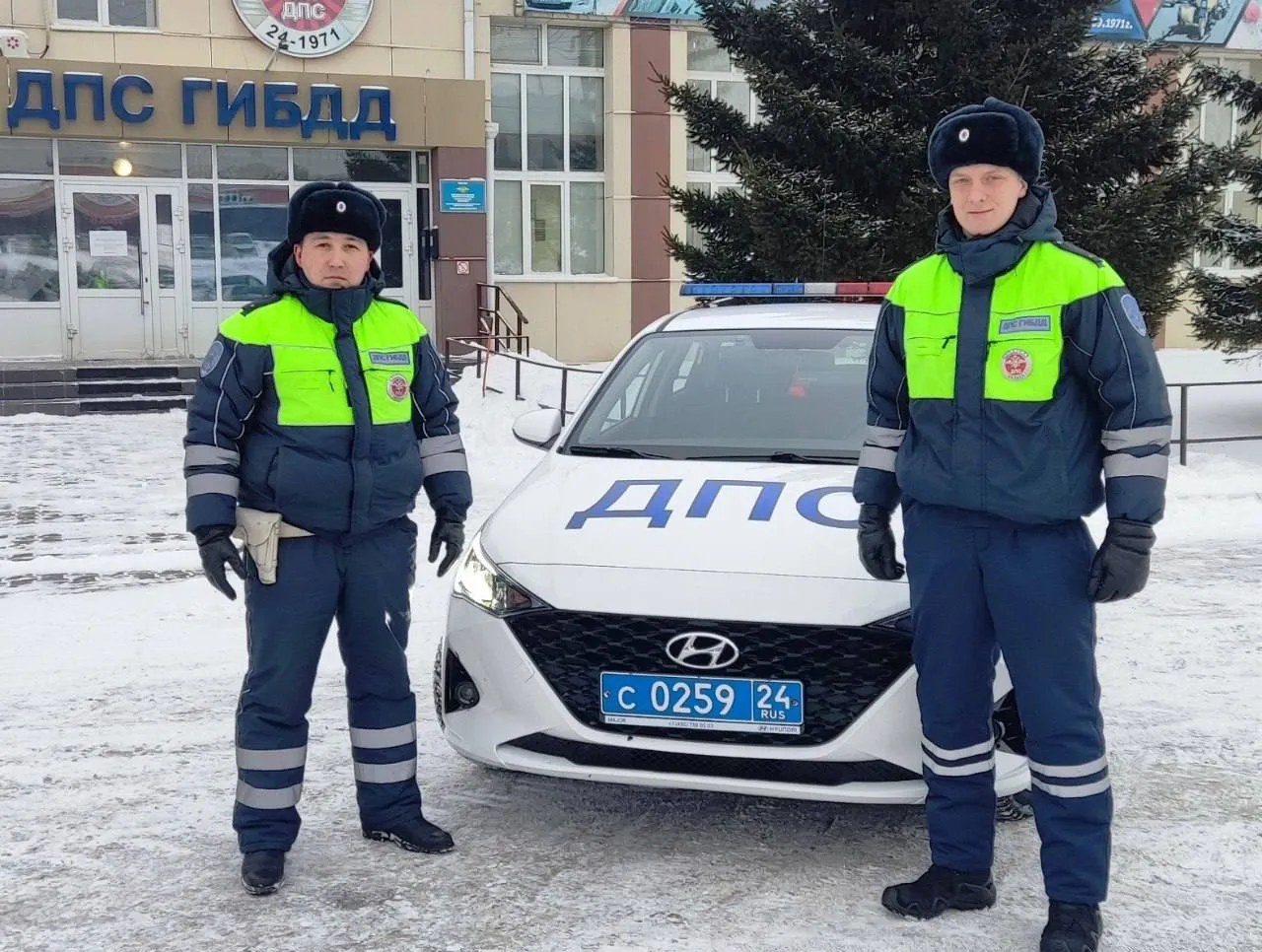 Красноярские инспекторы ДПС помогли девушке добраться до больницы