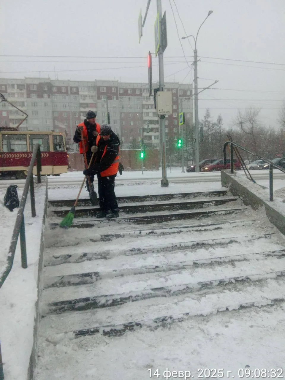 В Красноярске устраняют последствия снегопада