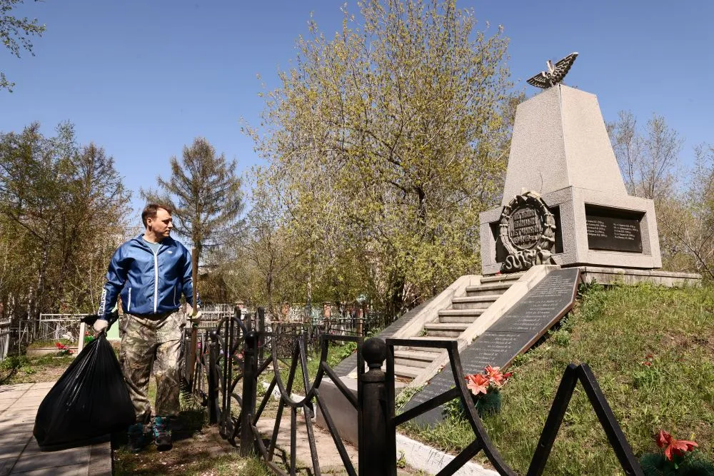 Красноярские депутаты провели субботник на Троицком кладбище