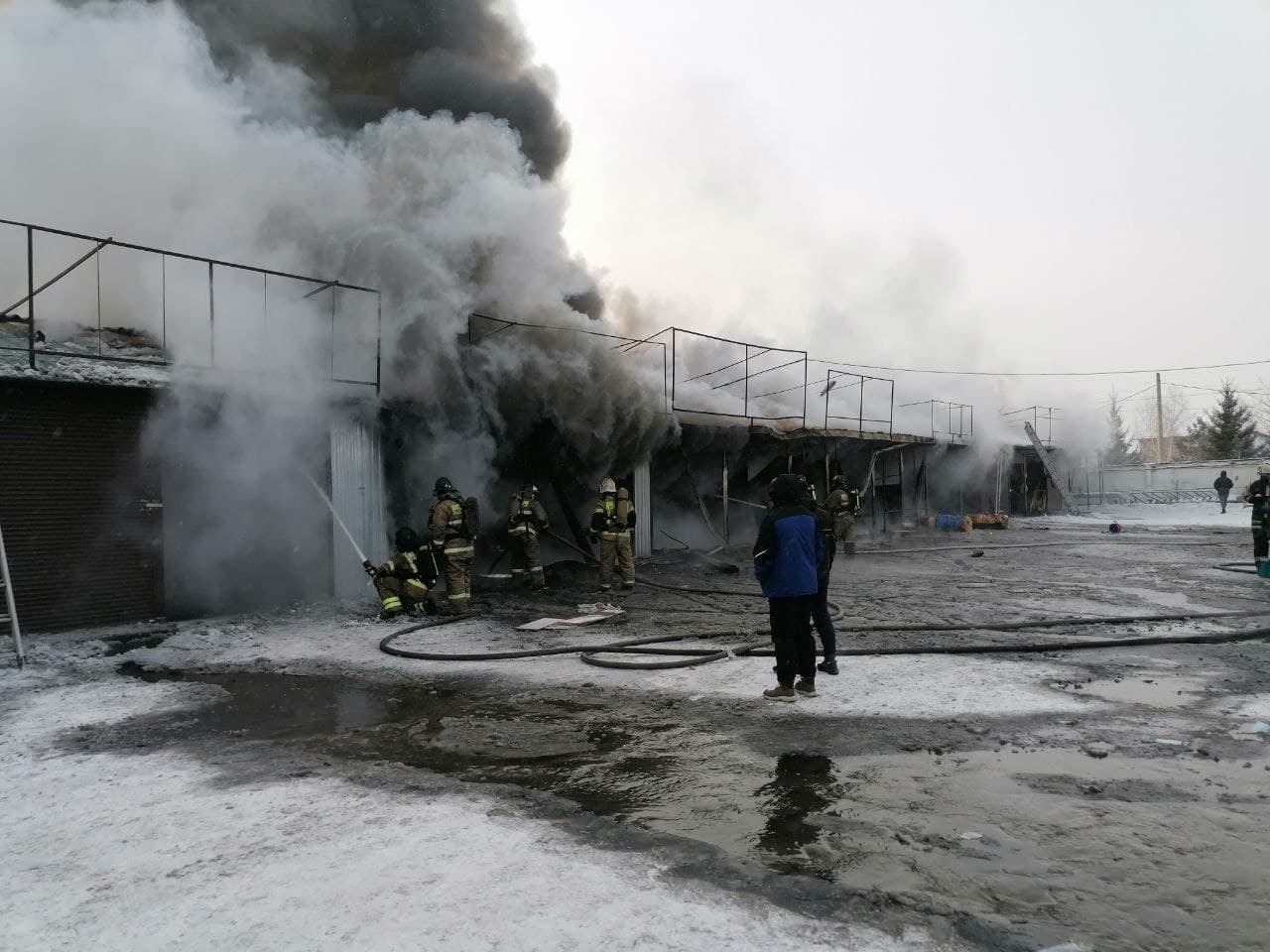 В Красноярске на рынке около КрасТЭЦ произошел пожар на складе мягких игрушек