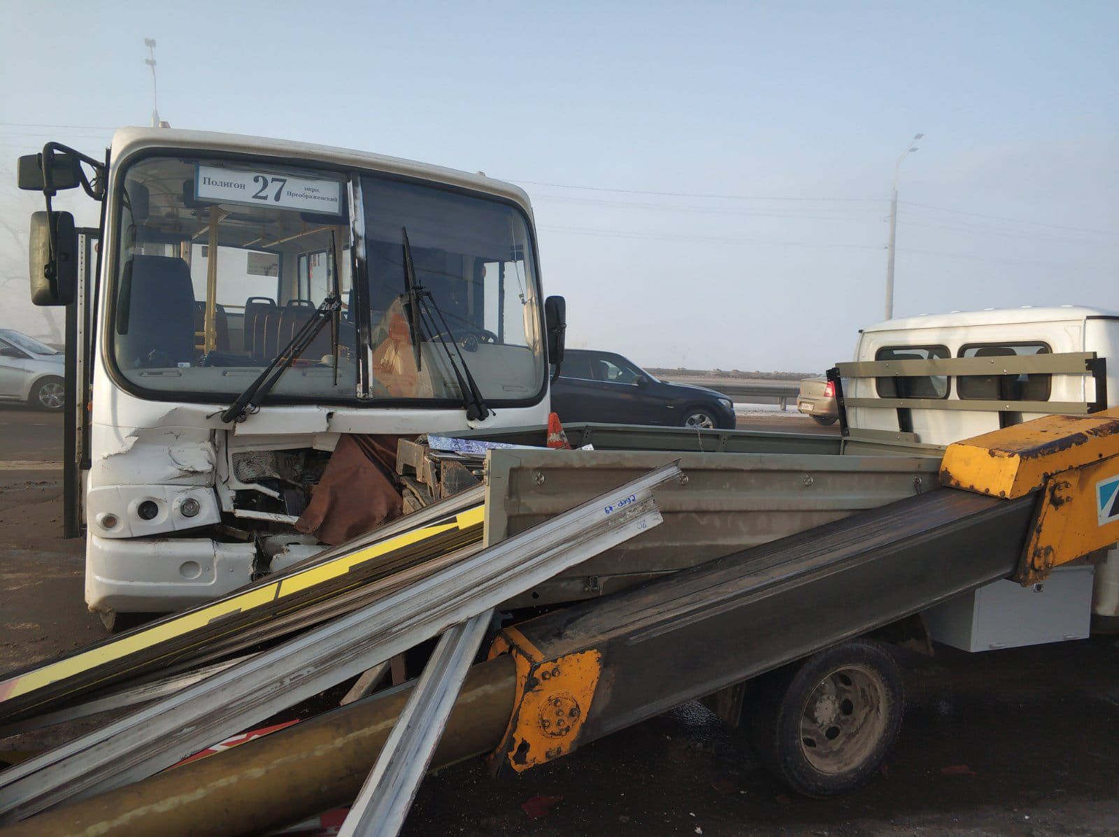 На Октябрьском мосту произошло ДТП с участием автобуса