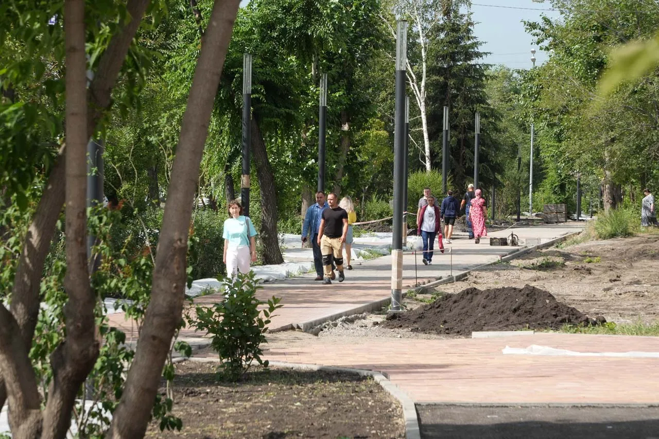 В Красноярске благоустройство променада вдоль Красраба проинспектировал мэр Владислав Логинов